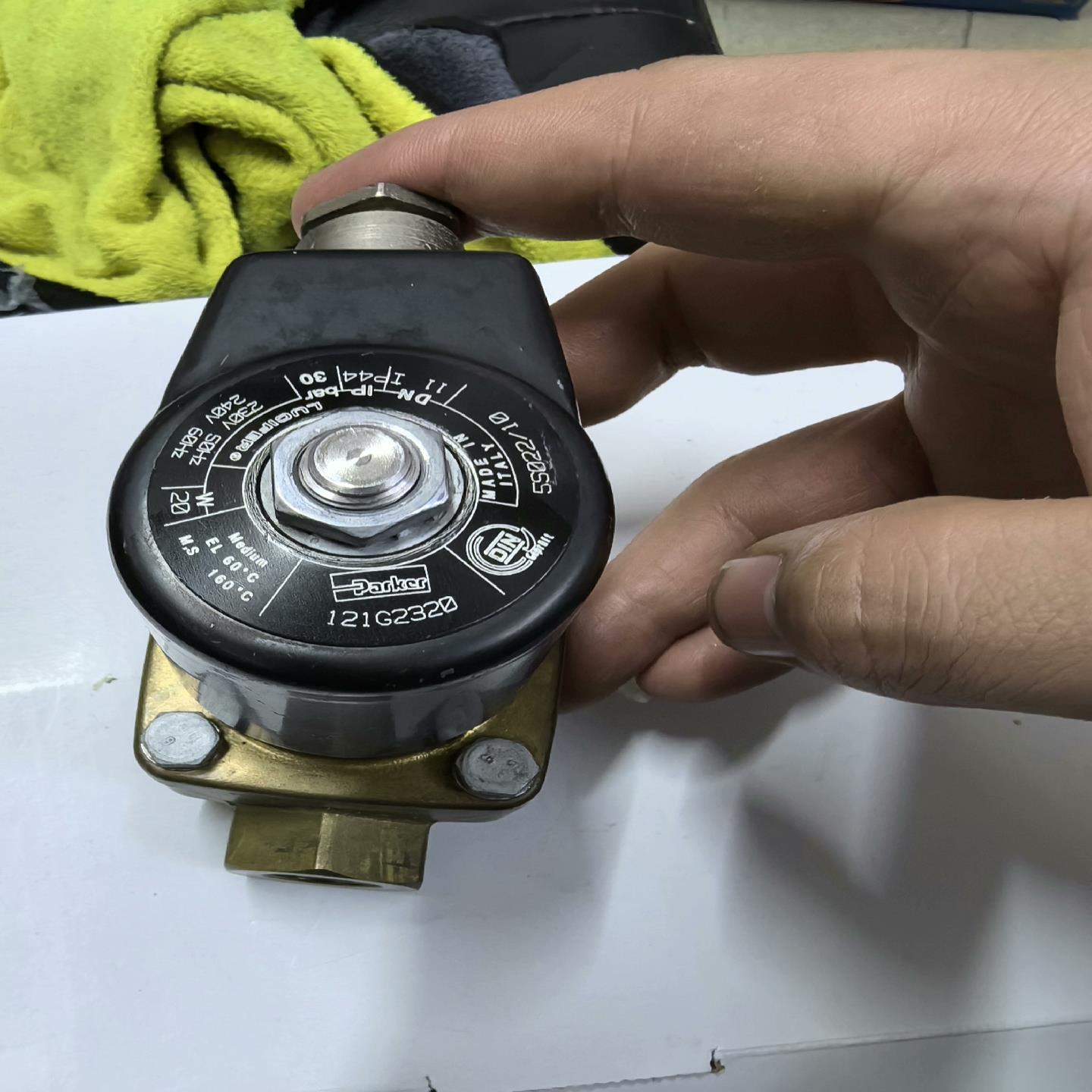电磁阀121G2320电压223-240V 20W 外观（佳毅工控）