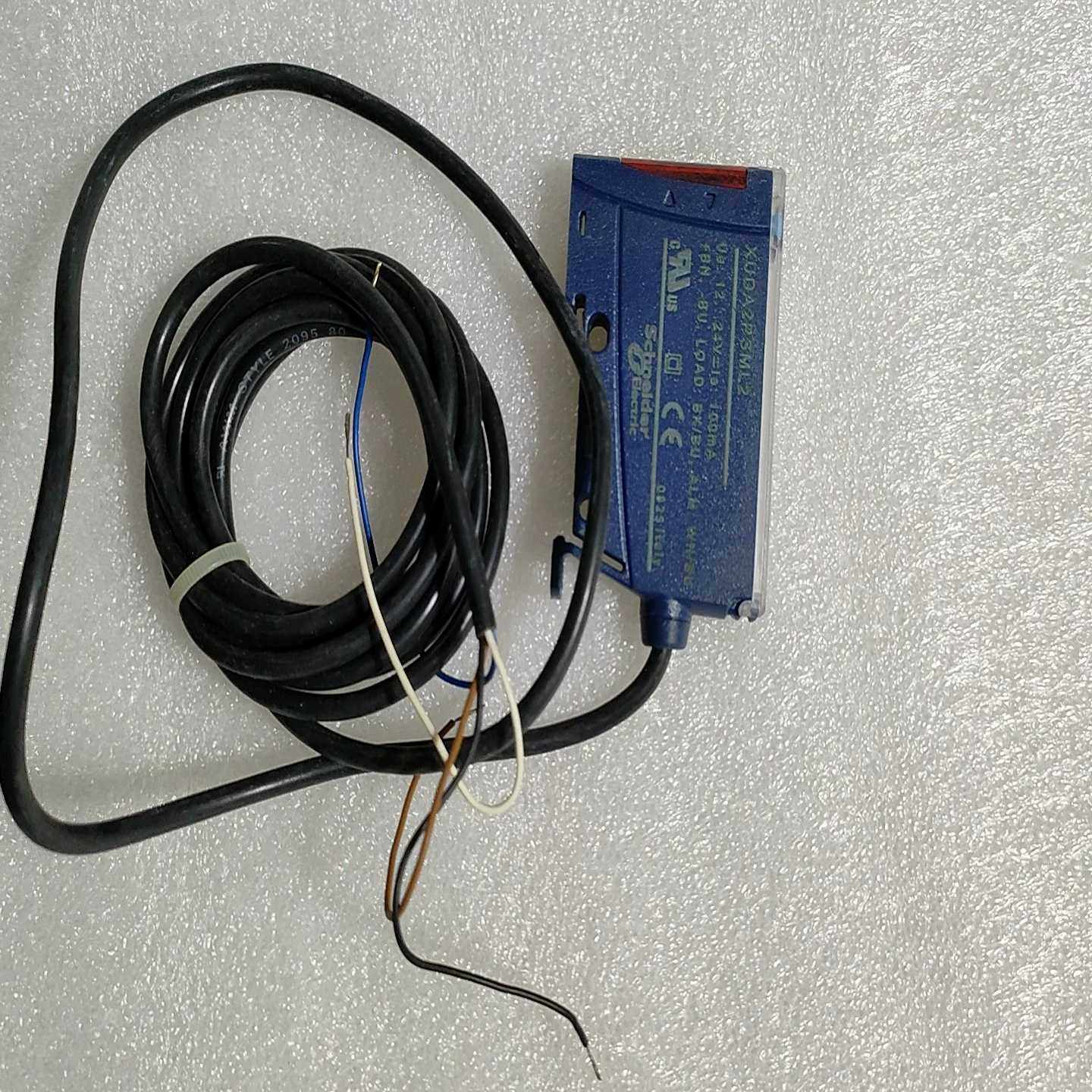 施耐德XUDA2PSML2传感器，！外观如图，带~议价