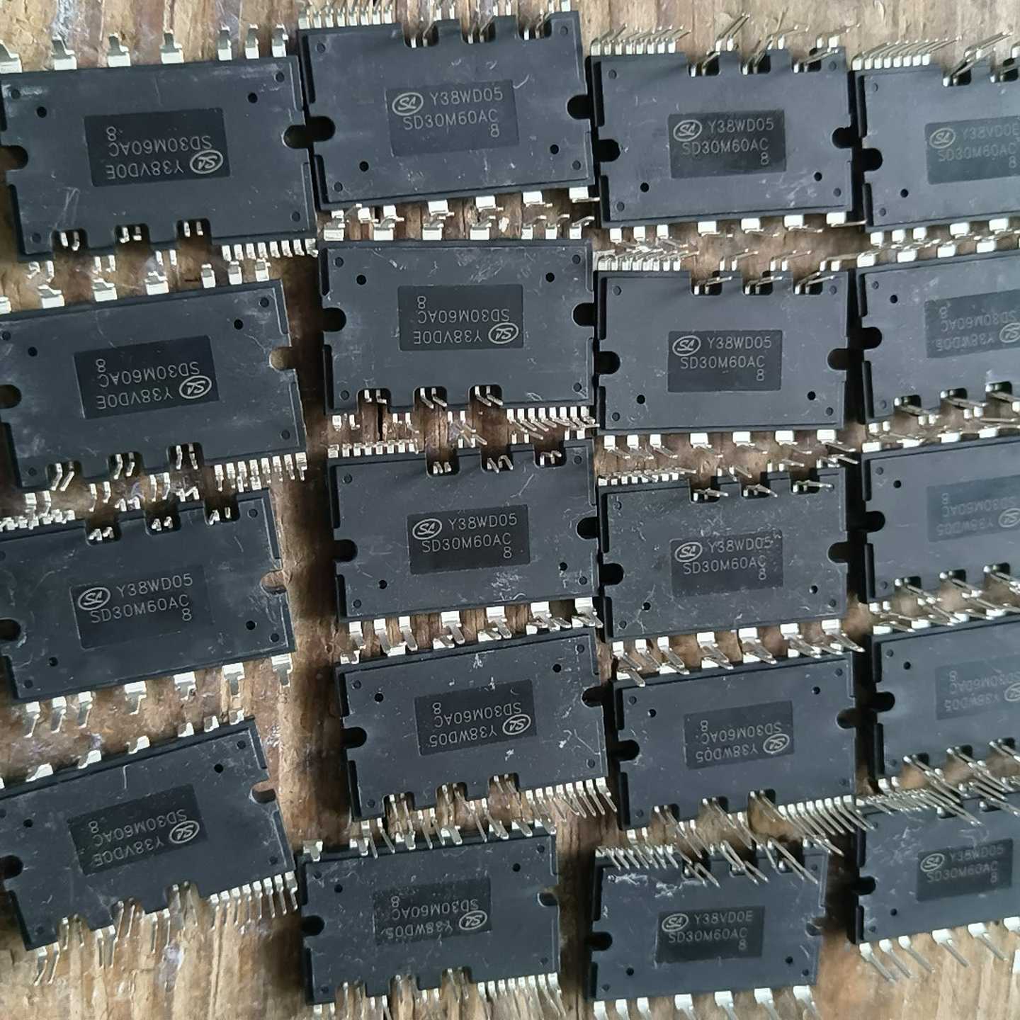 SD30M60AC，士兰微模块全新原装管子里面倒掉了。实