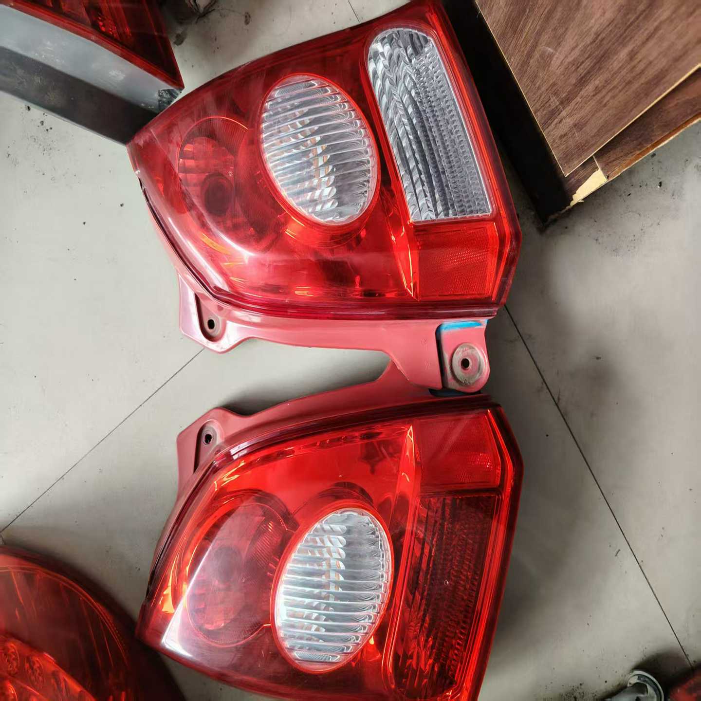 铃木奥拓后尾灯一对，原装拆车件，成色如图，完好无损。实物拍摄
