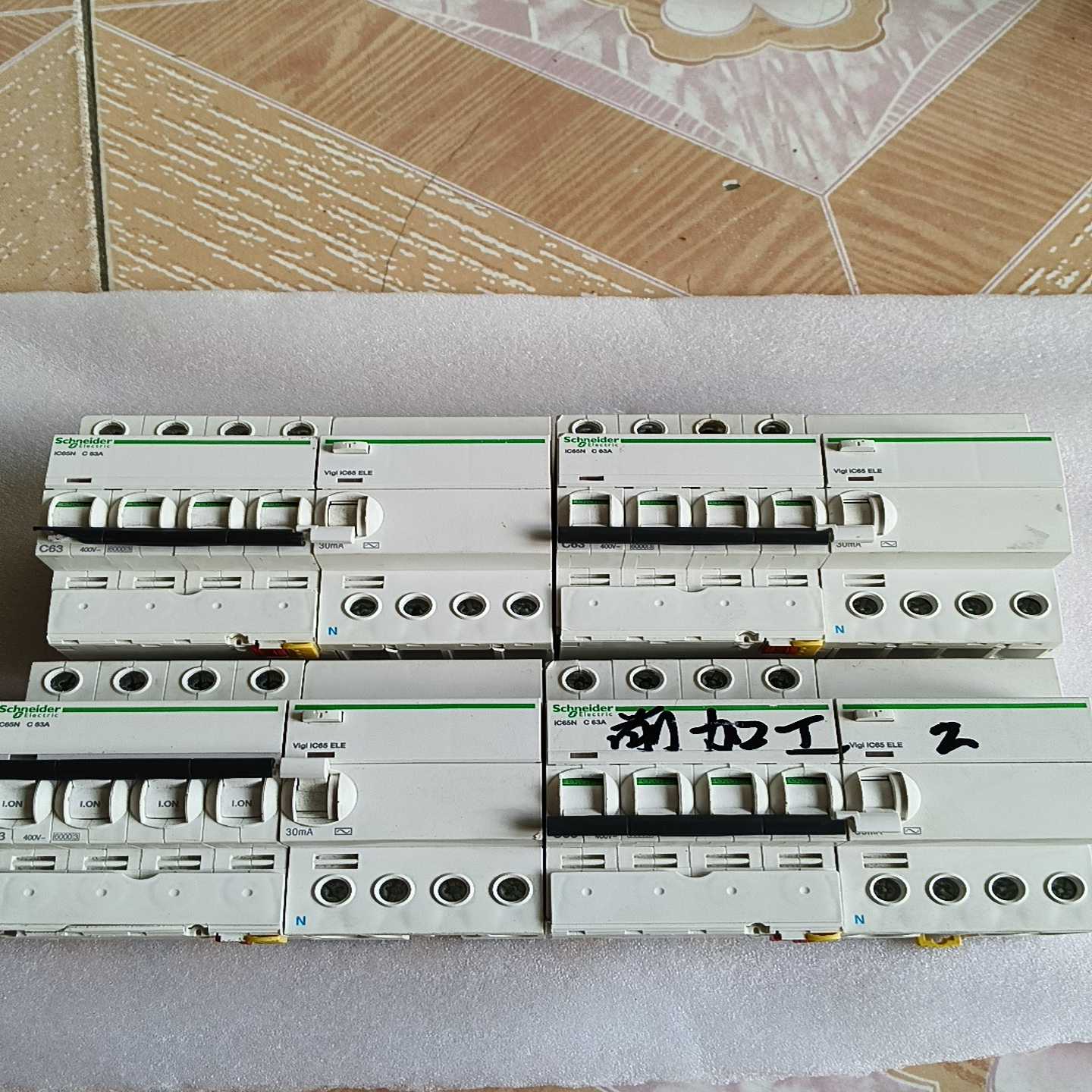 议价施I65，6断路器一共4个。全部是上面接线，下适用