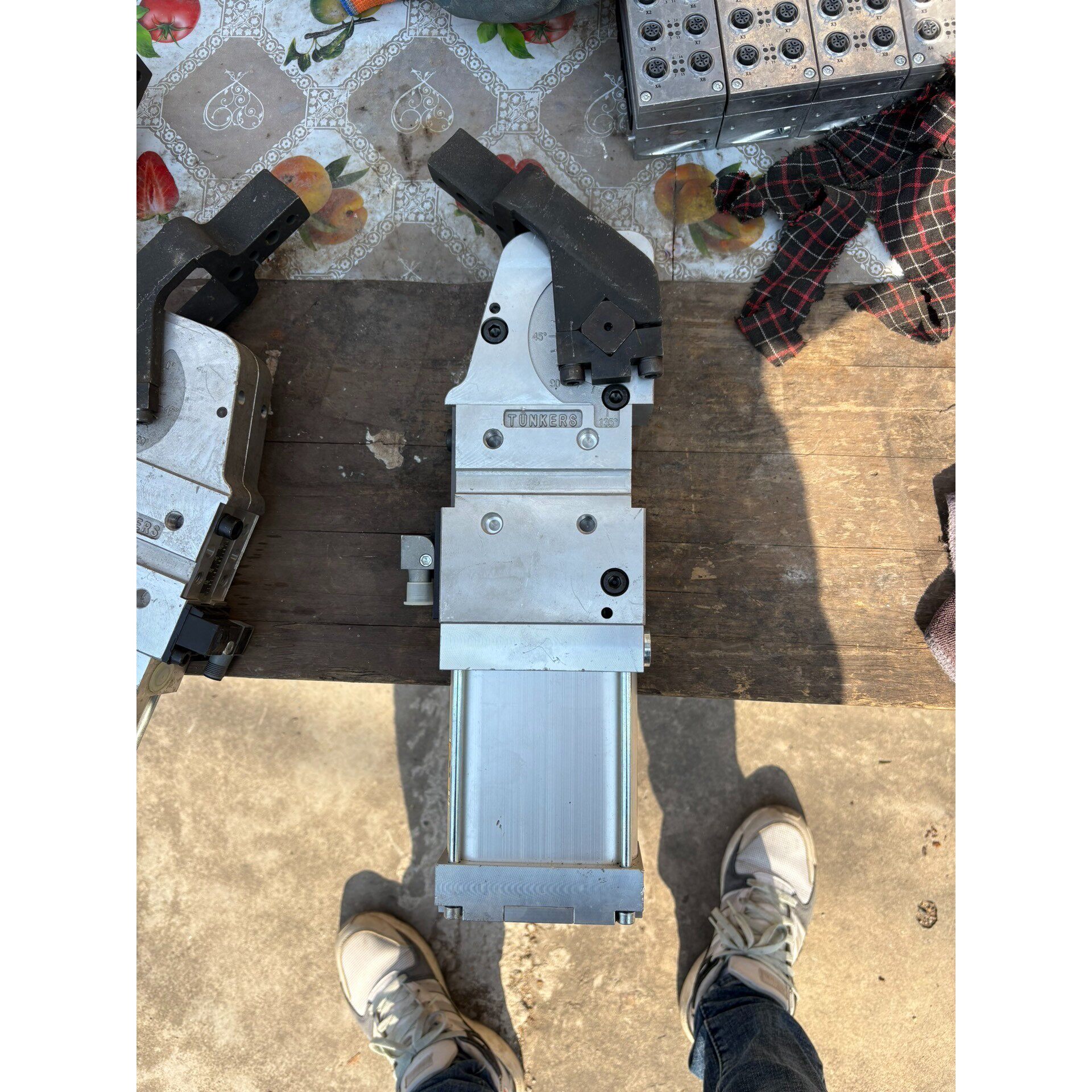 售前询价TUNKERS德珂斯夹紧气缸V2 631  A10 T12