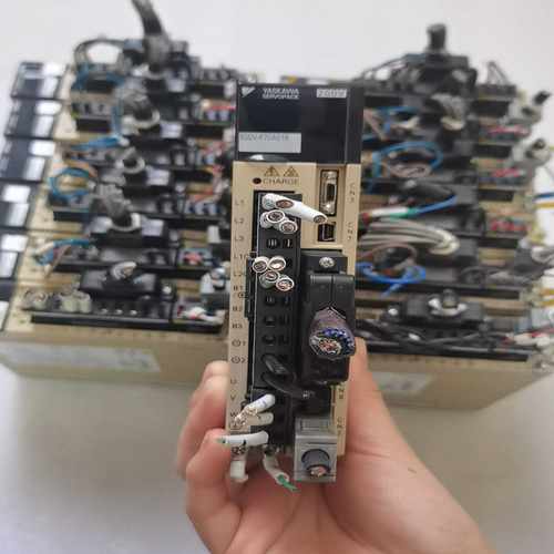 安川伺服驱动器SGDV-R70A01B，拆机正品，三相交流电--议价商品