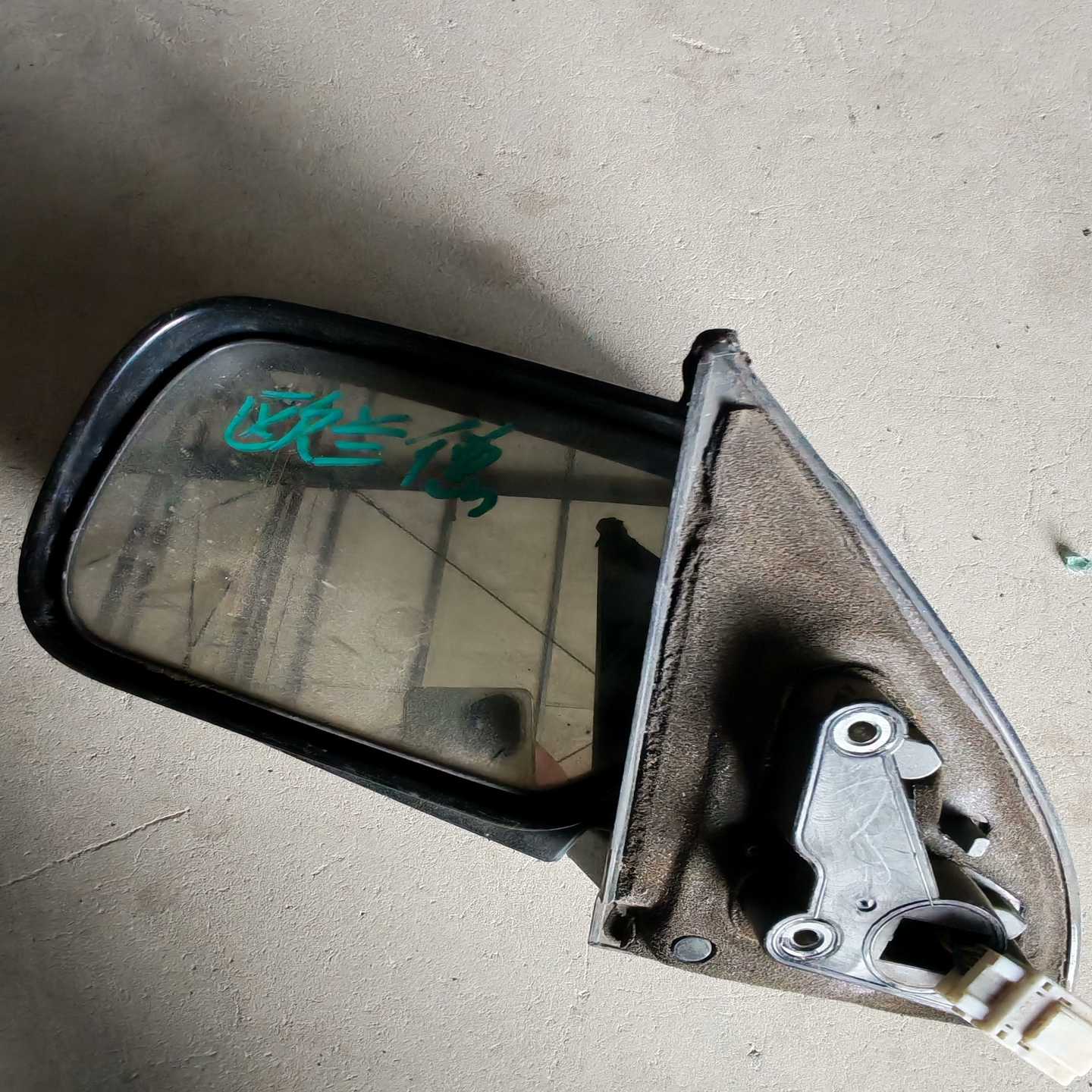 三菱欧蓝德原装拆车后视镜，黑色外壳，带电动调节功能。镜面成色