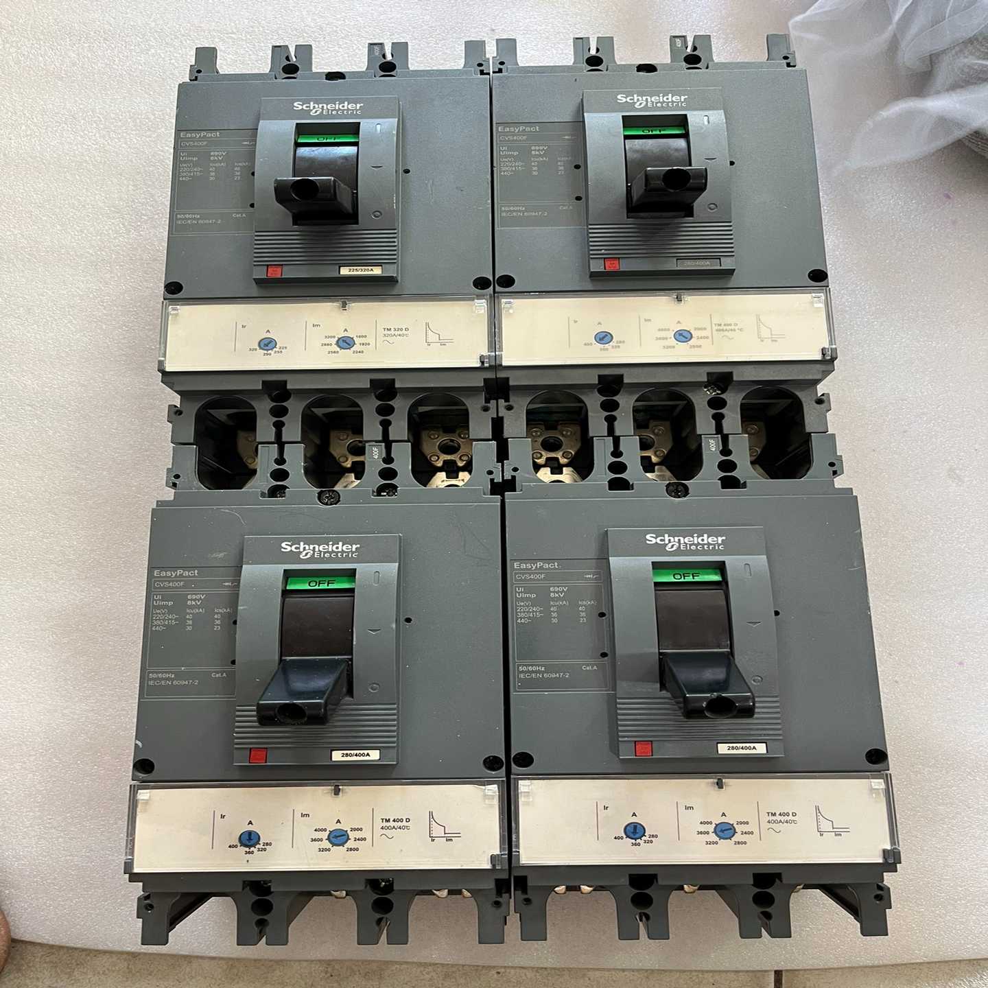 议价施耐德CVS400F塑壳断路器，3P320/400A，实物图