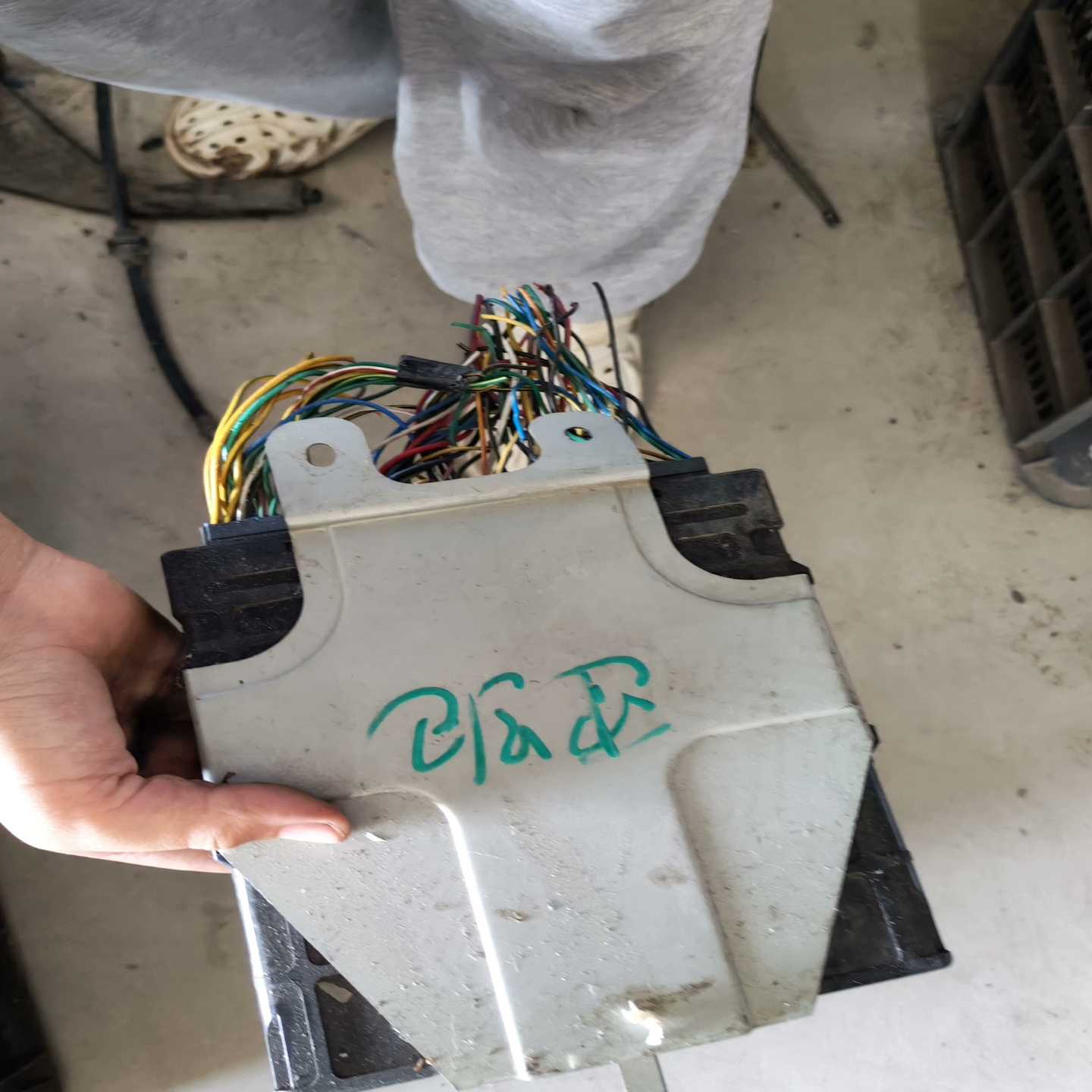 威驰原装拆车电脑板，功能完好，外观有轻微使用痕迹。原装拆车件