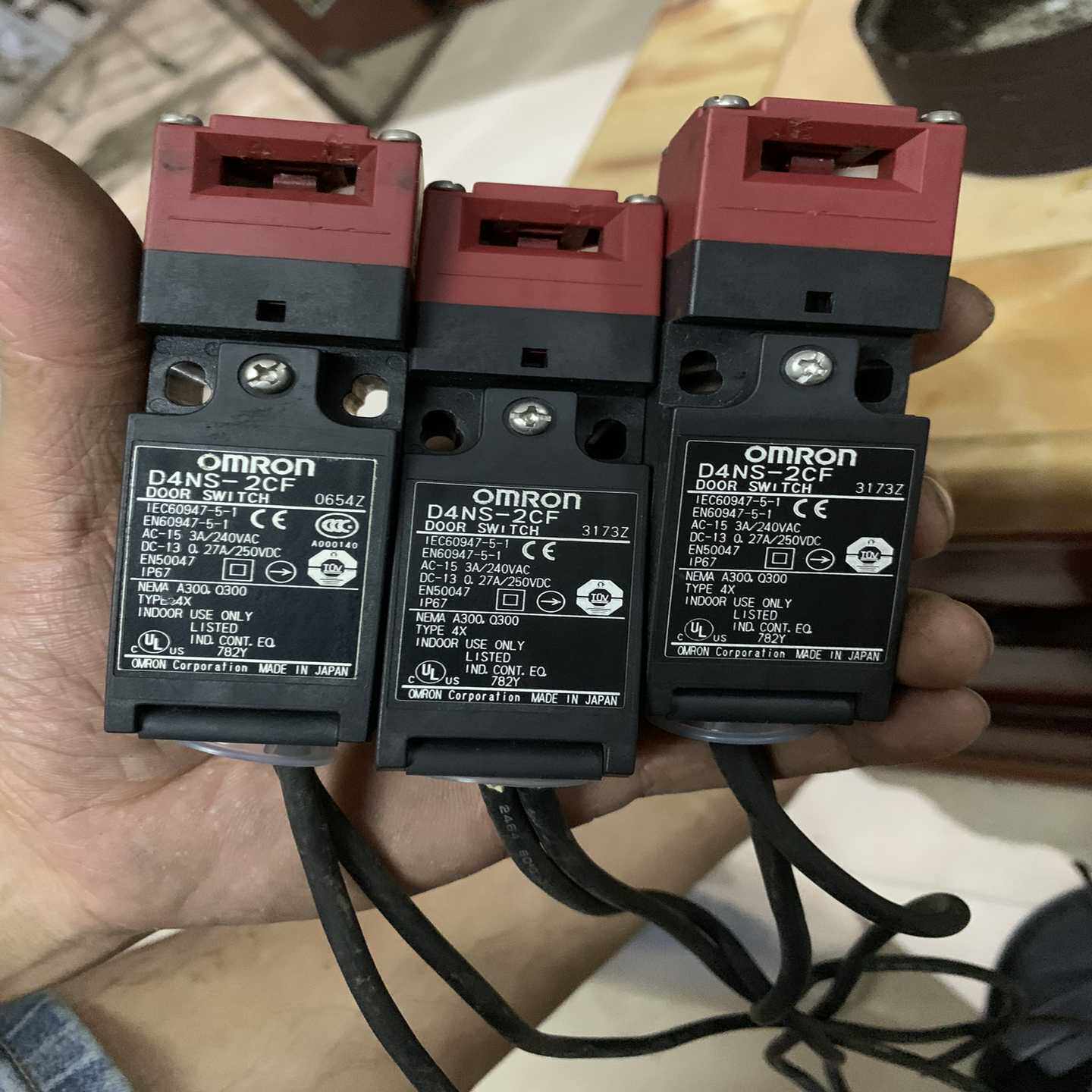 议价欧姆龙安全门开关D4NS-2CF限位开关3个标价为打包价