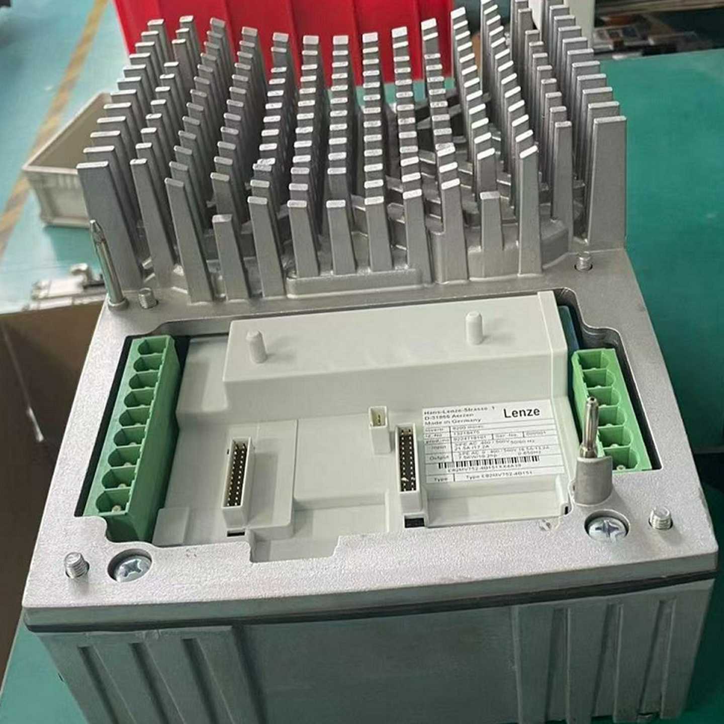 供应Lenze伦茨变频器 E82MV552-4B151 质保一年实物拍摄咨询