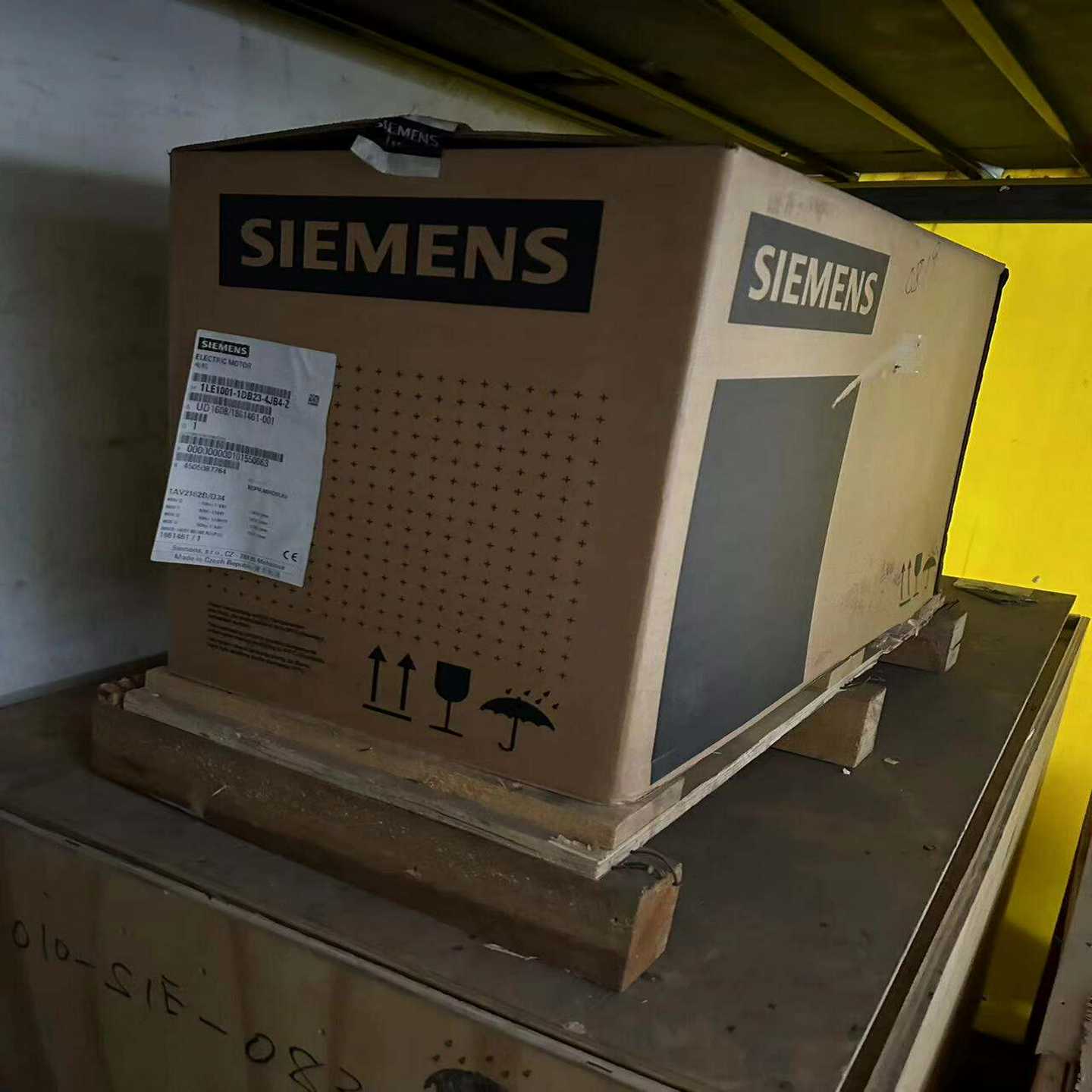 询价1LE1001-1DB23-4JB4-Z电机，库存机