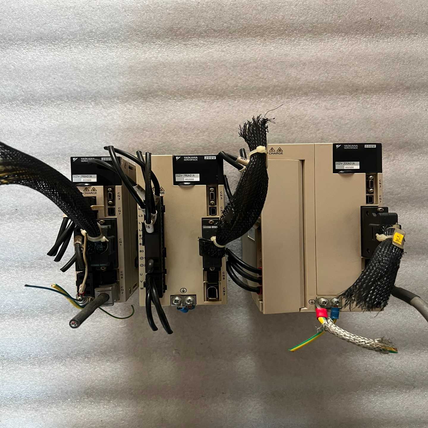 安川伺服驱动器三个（佳毅工控）