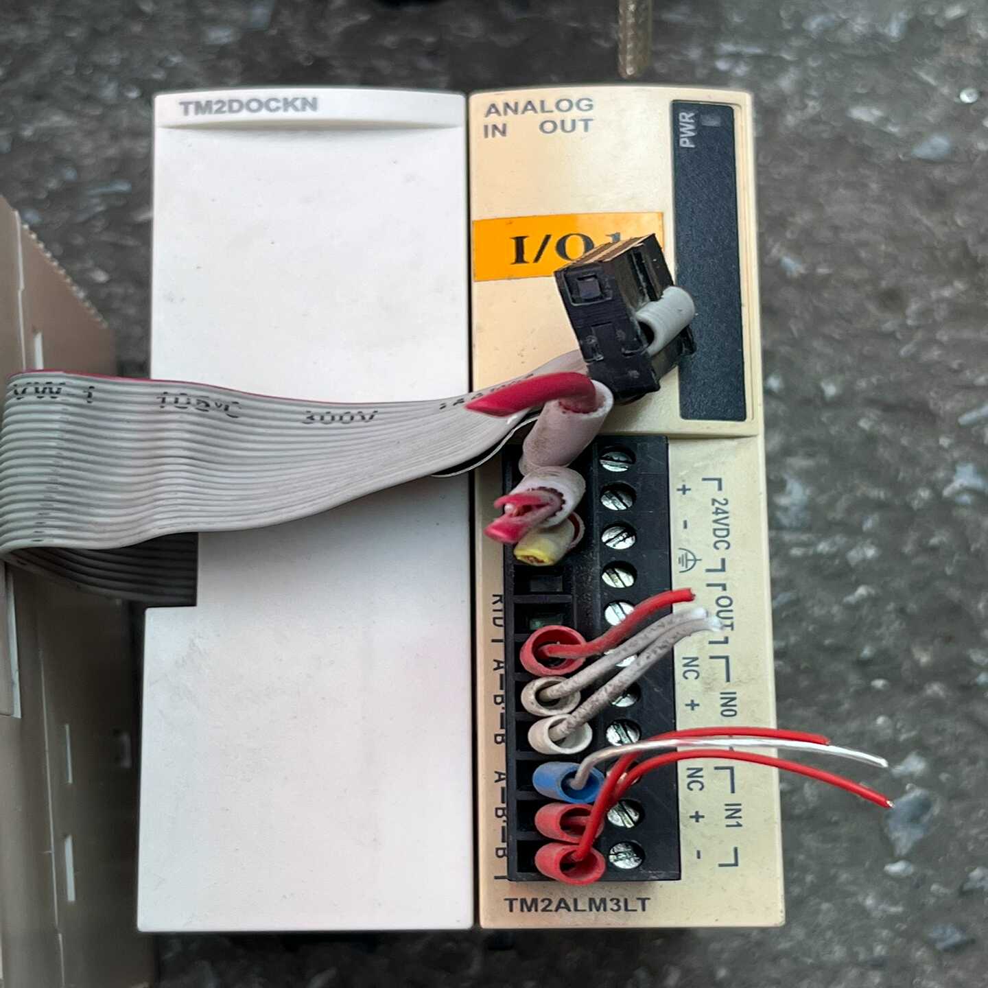 TM2DOCKN两个，一个安装脚破，TM2ALM3LT两个询价