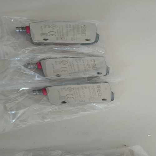 咨询-基恩士激光传感器，型号:LR-ZB250C3P,成色很好，九