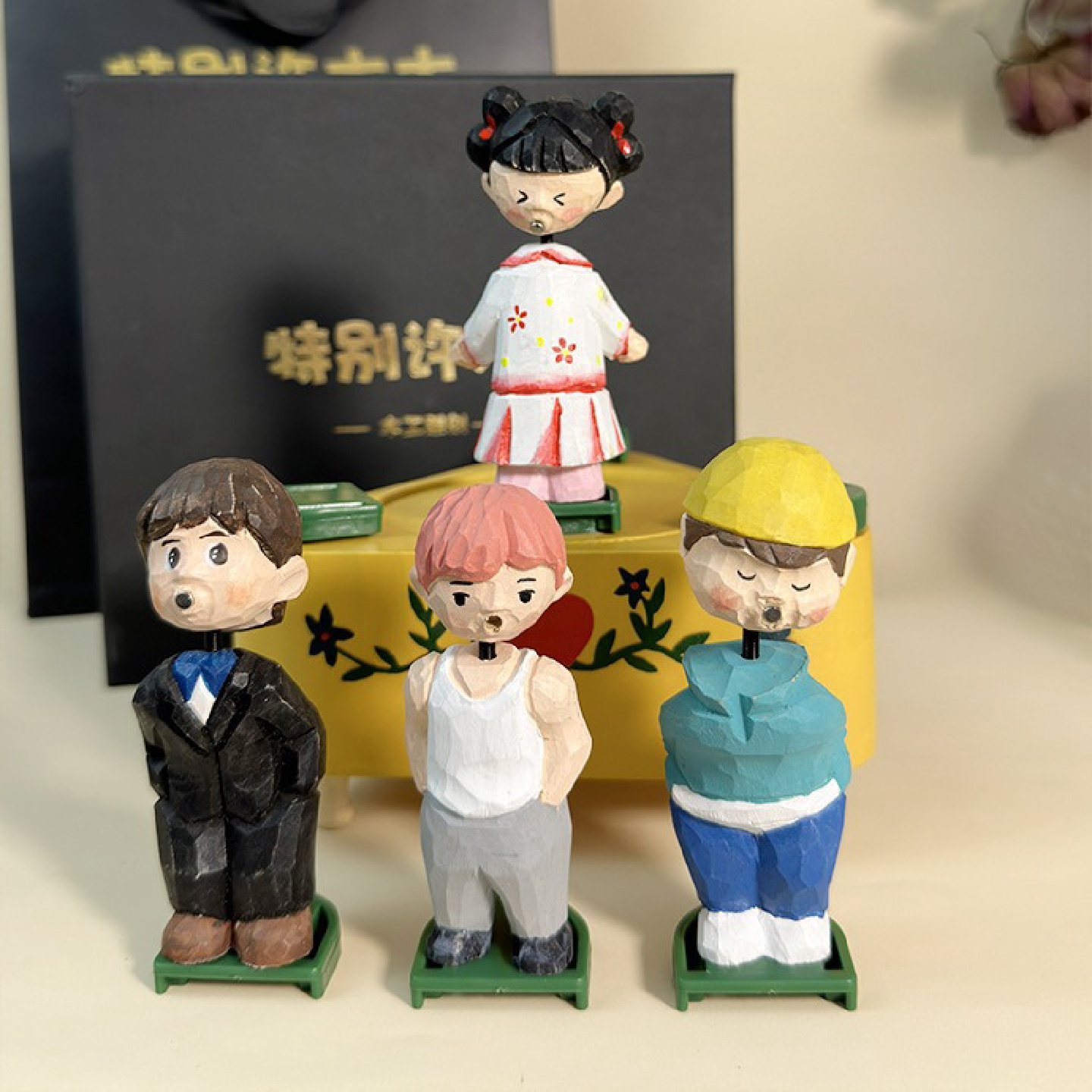 渣男八音盒实木刻渣女音乐盒亲吻创意生日摆件电动旋转音箱