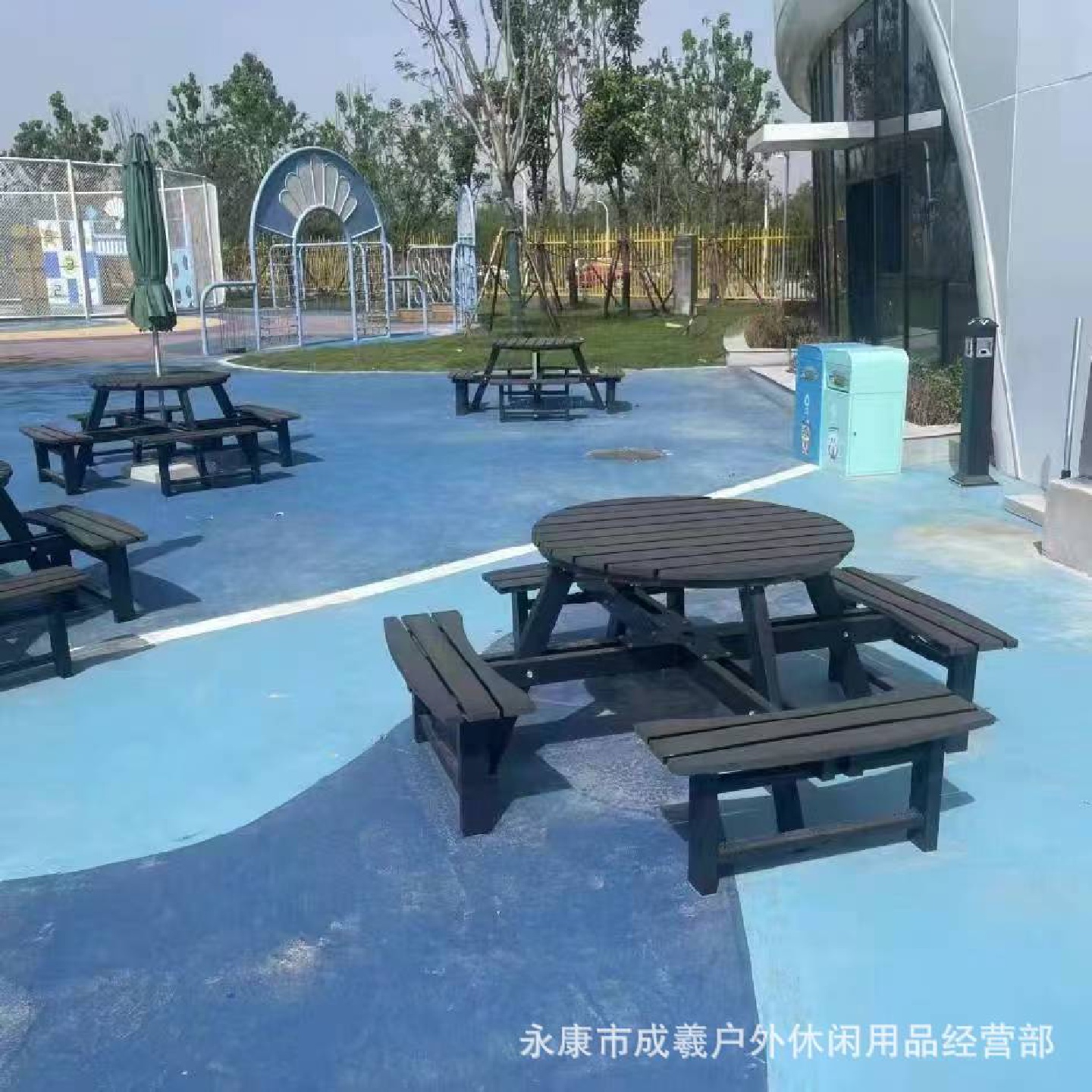 户外休闲塑木套桌组合圆桌方桌防水防晒创意公园棋牌桌椅小区桌子