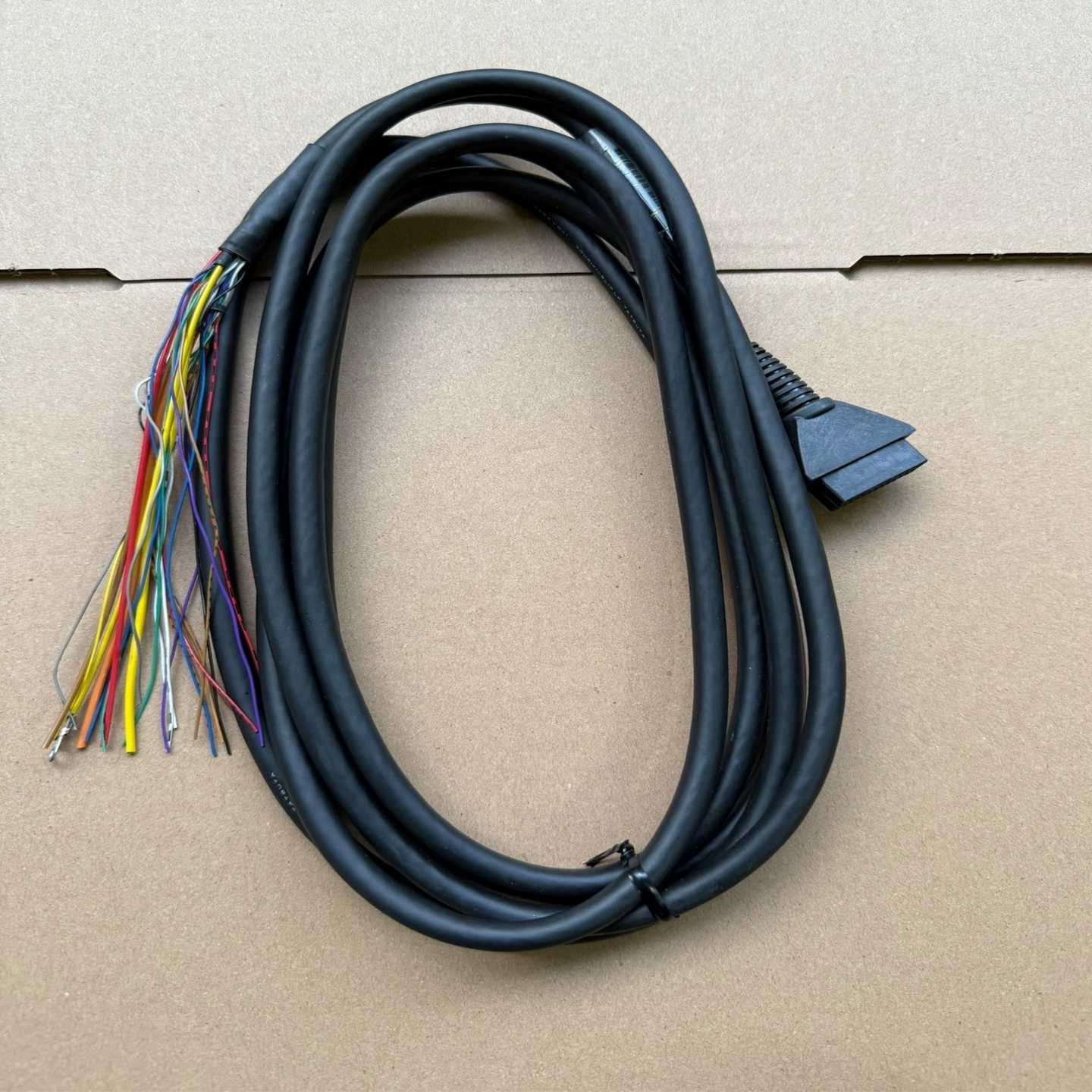 IAI连接线CB-ERC3P-PWBI0030插头有点剐蹭--议价商品