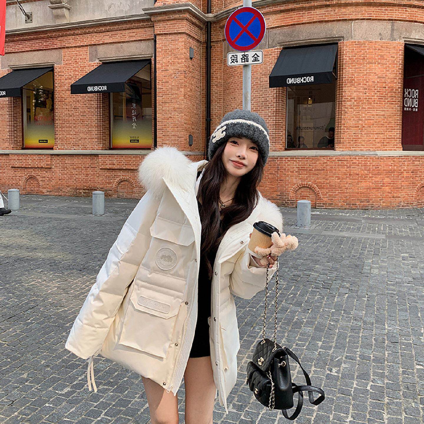 工装羽绒服女冬季2025新款超好看今年流行爆款轻薄连帽派克服外套