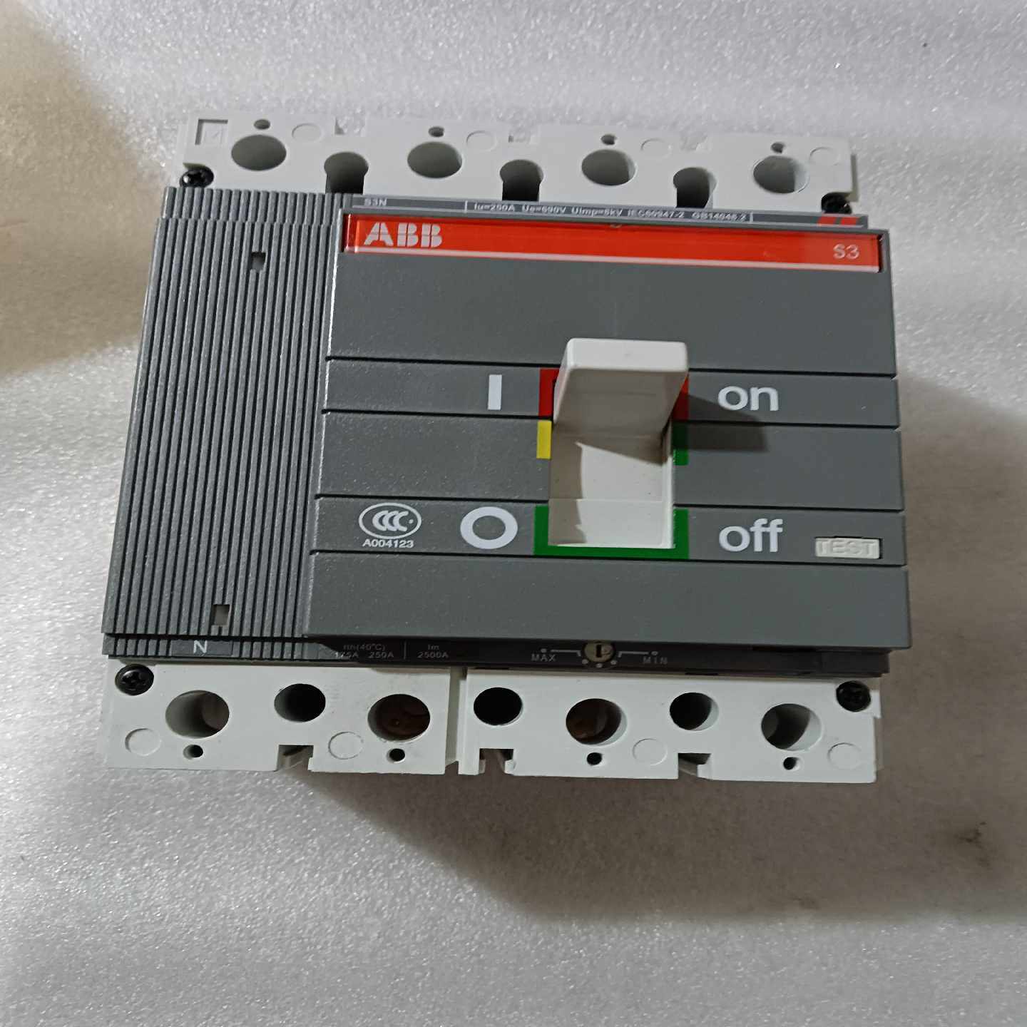 公司闲置全新没有外包装，但有溥膜袋，ABB，4p，250A塑