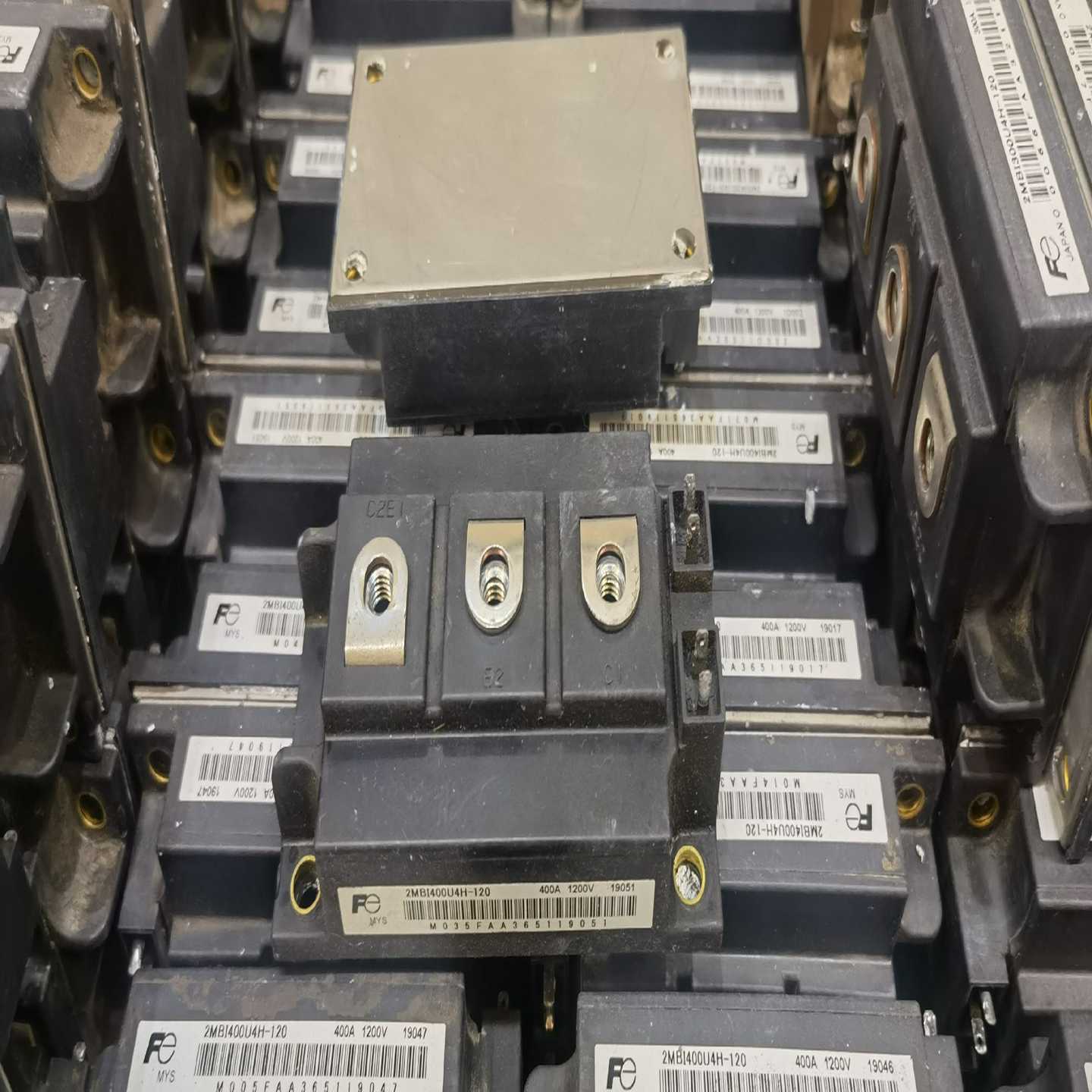 2MBI400U4H-120300个左右  富士IGBT（佳毅工控）