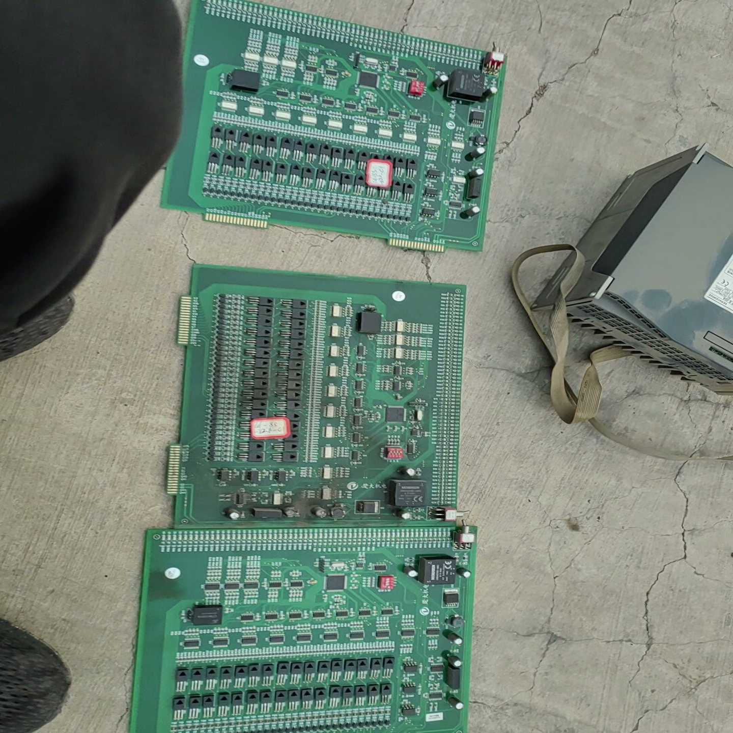 出售线路板3张，绿色PCB电路板，有电子元件和插针，适合多种--议