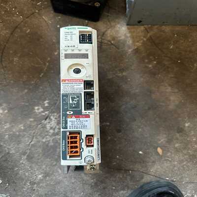 施耐德驱动器LXM32AU45M2成色如图，功能完好。测试发--议价商品