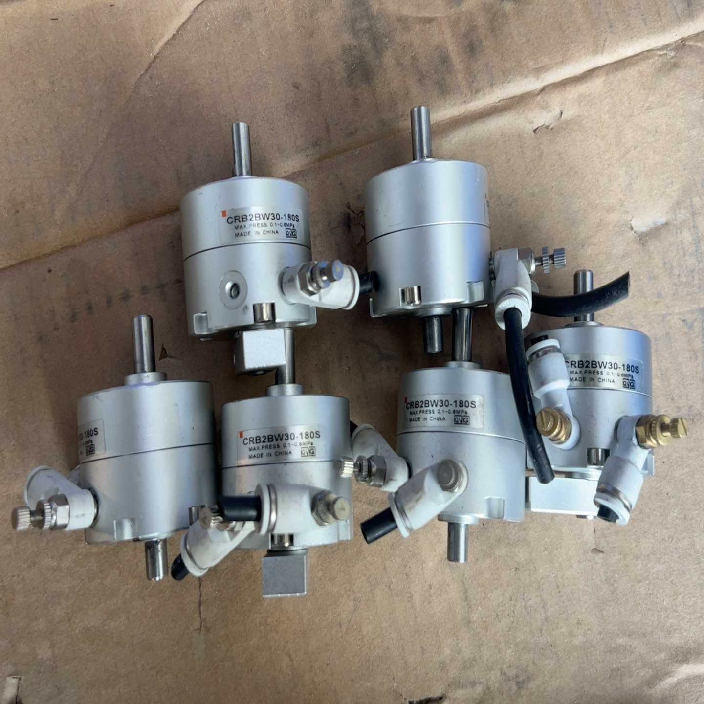 旋转气缸CRB2BW30-180S，的成色8成新，~询价