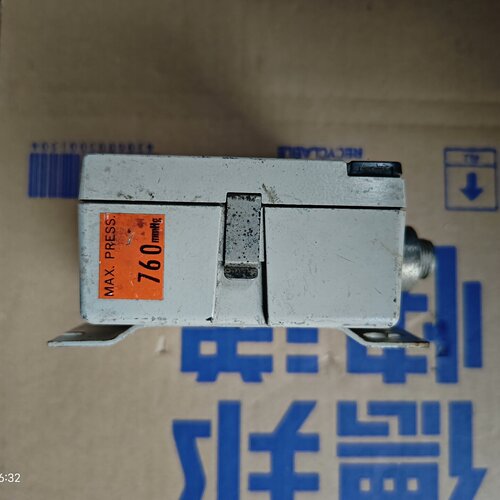 询-长野直流24V半节距半孔规压力表GC70物品实景