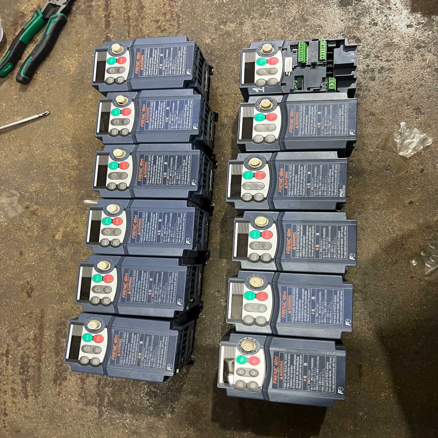 富士C1S变频器0.4KW，220V，实物拍摄，9成新，功能--议价商品