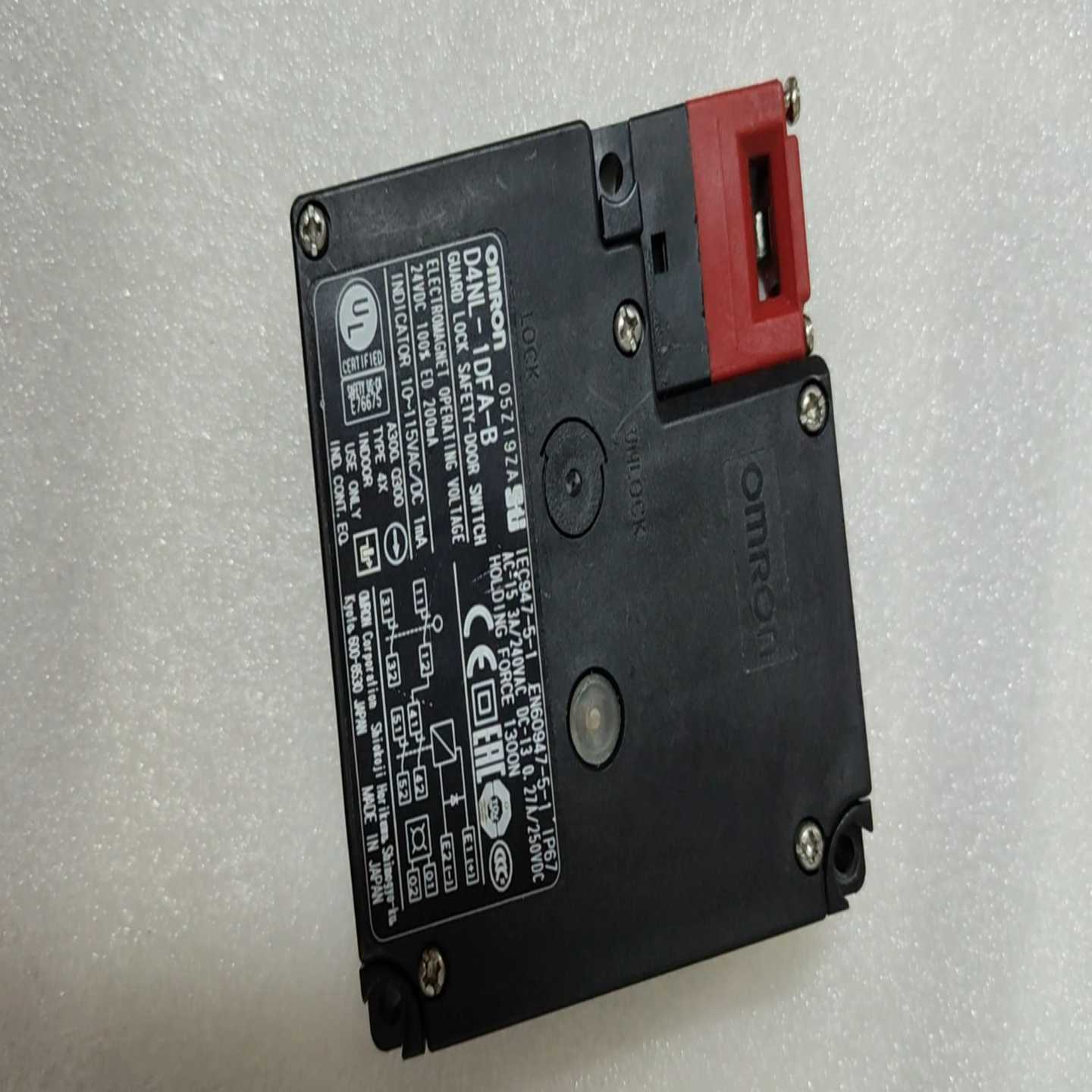 欧姆龙电磁锁安全门开关D4NL-1DFA-B，实物拍摄，所见--议价商品