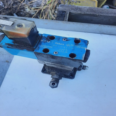 VickersDG4V-3-2A-Y-M-U-H7-6024VSolenoidValve