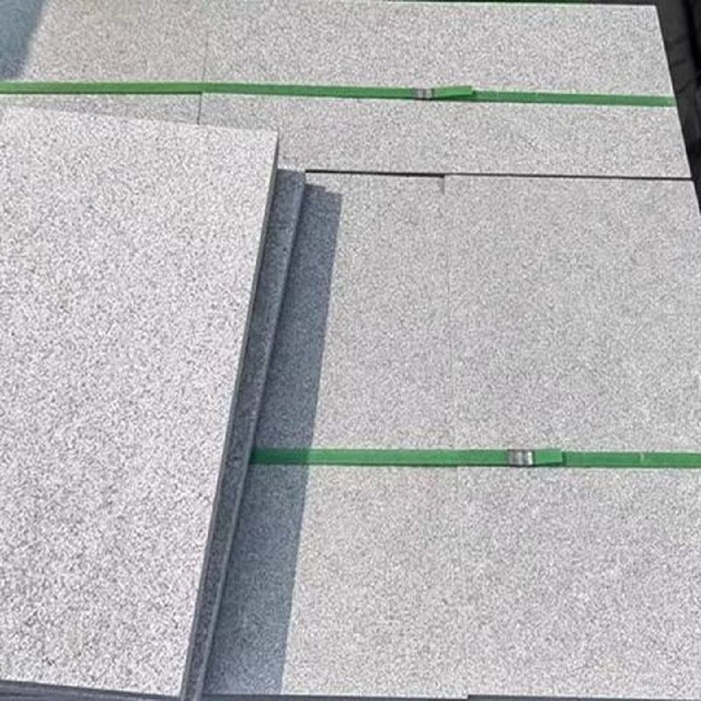 天然花岗岩芝麻灰白黑火烧板黄金麻锈荔枝面侧平路沿大理石材地砖