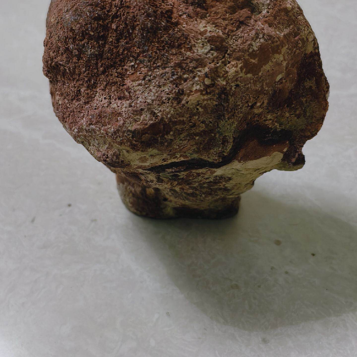 玛瑙原石，内部呈现漂亮的紫红色纹路，表面有自然风化痕迹。整体