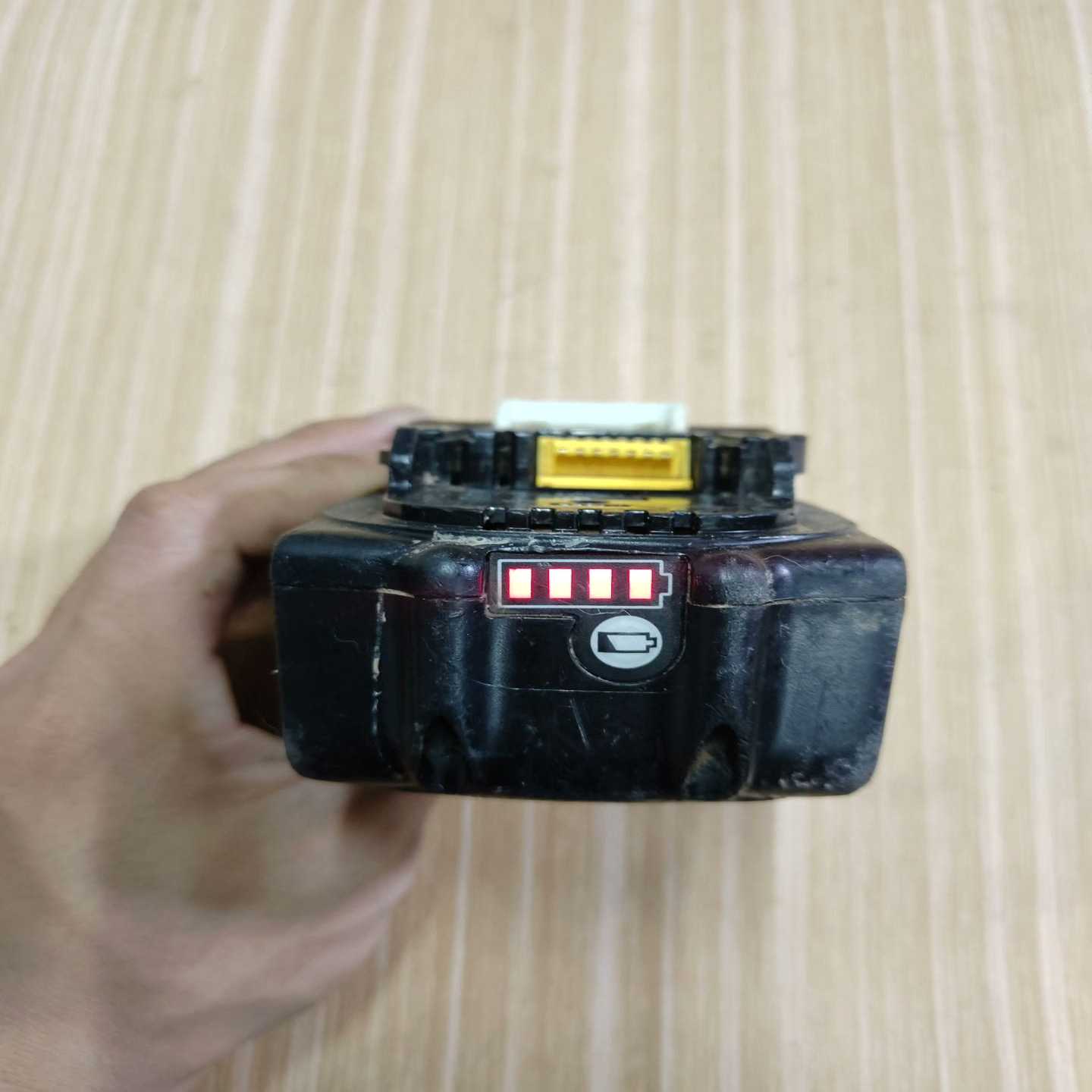 牧田18V4.0Ah锂电池，型号BL1840B，外观成色如--议价商品