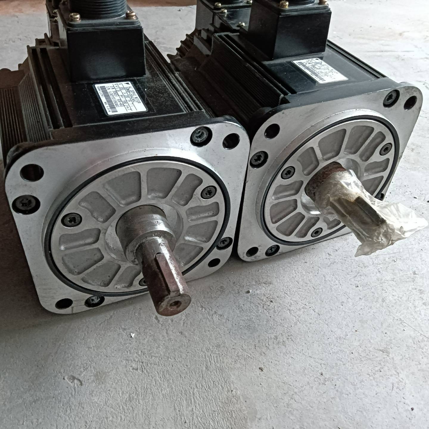 安川伺服电机850WSGMGH-09ACA6C两台询价