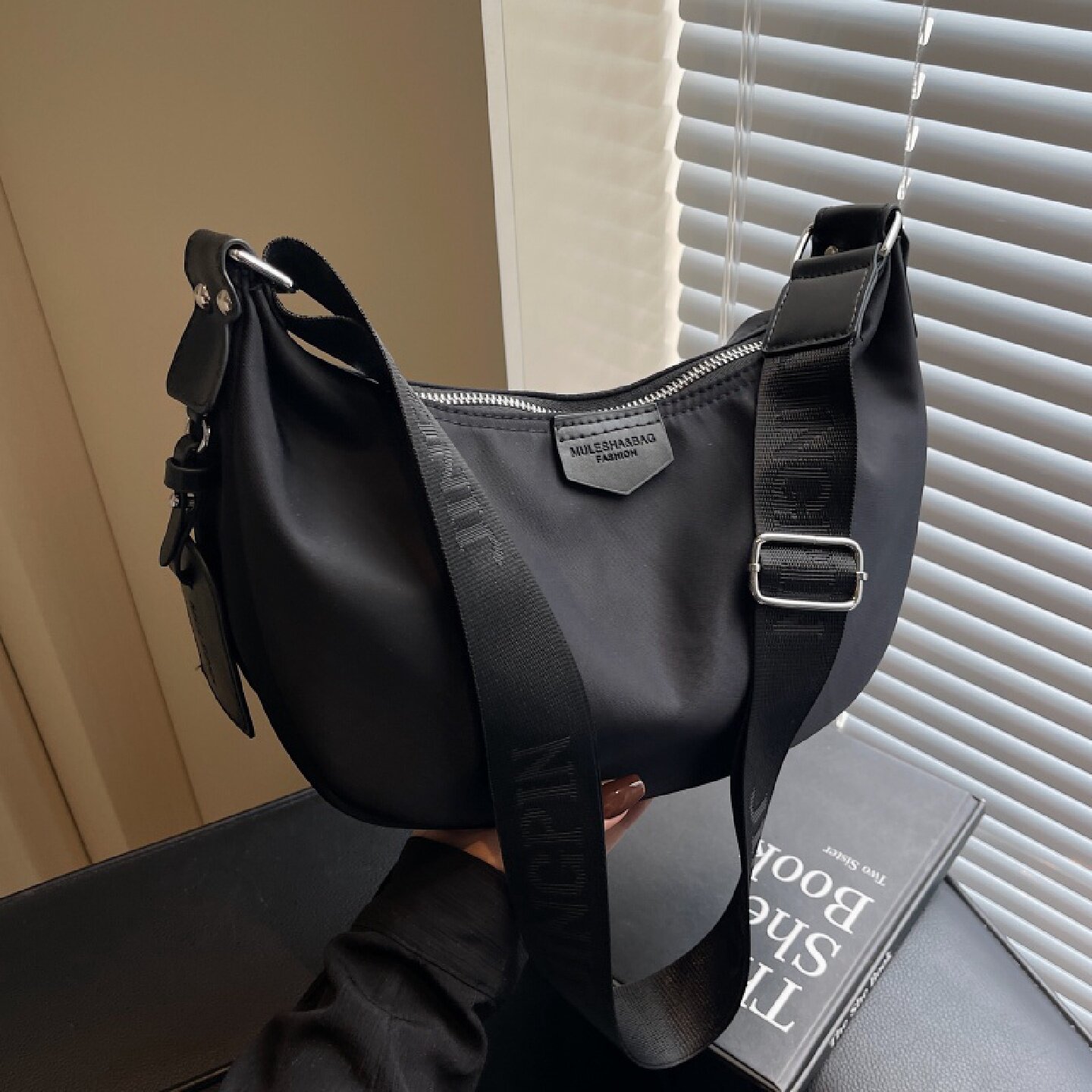 防水休闲尼龙布包包女2025新款潮通勤单肩饺子包百搭大容量斜挎包