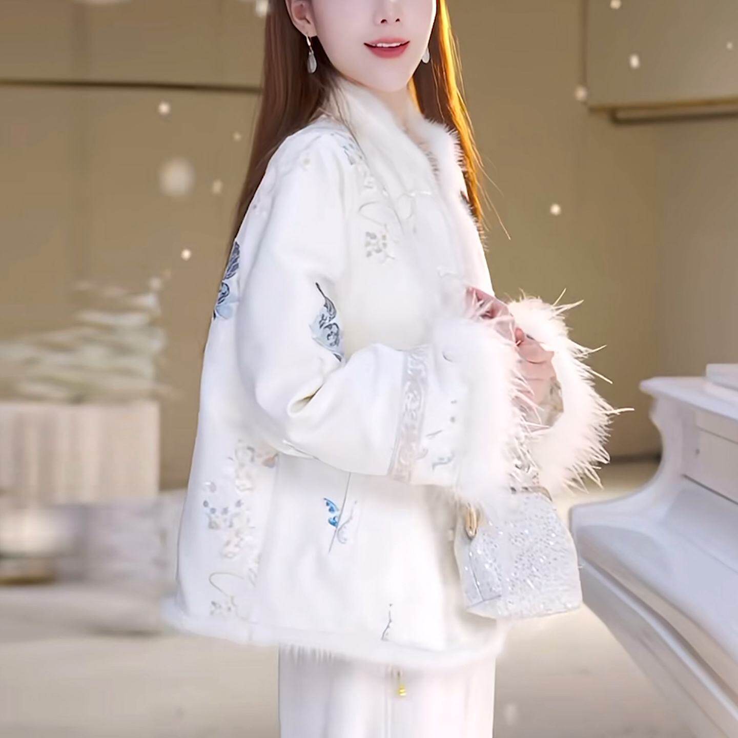 新中式国风羽绒服女2025冬季新款白色刺绣毛毛袖口加厚保暖短外套