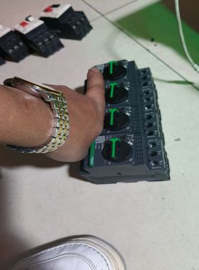 议价施耐德马达保护器GV2PM04C有4个，全新正品没包装，质保