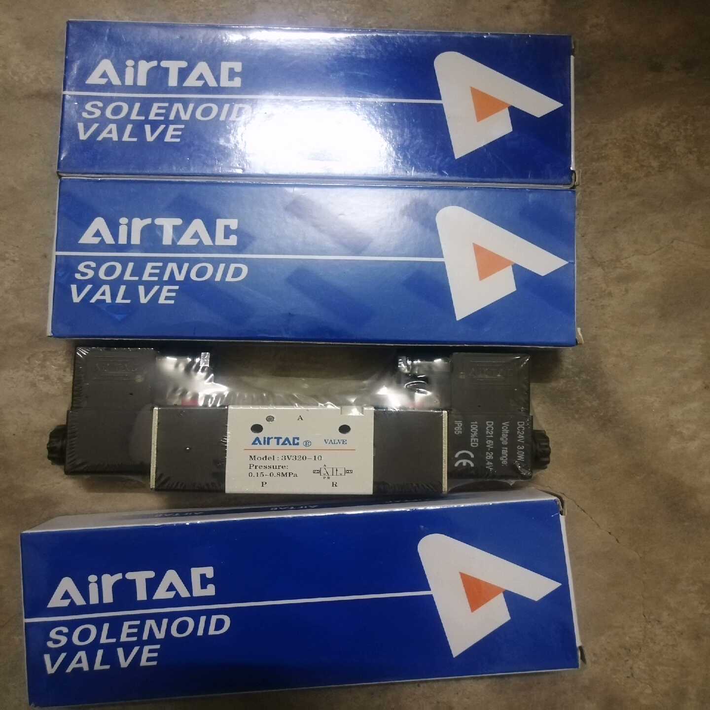 询价亚德客电磁阀，型号3V320-10，全新正品。3个有包装，一