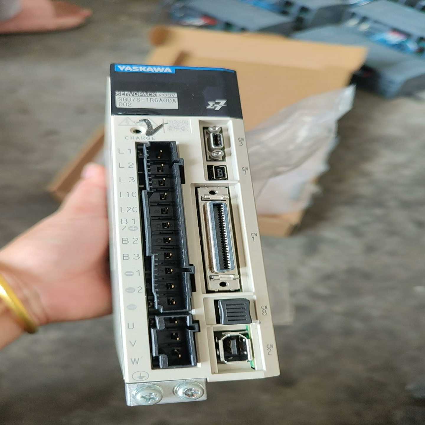 SGD7S-1R6A00A002安川伺服器，200w伺服器，~询价