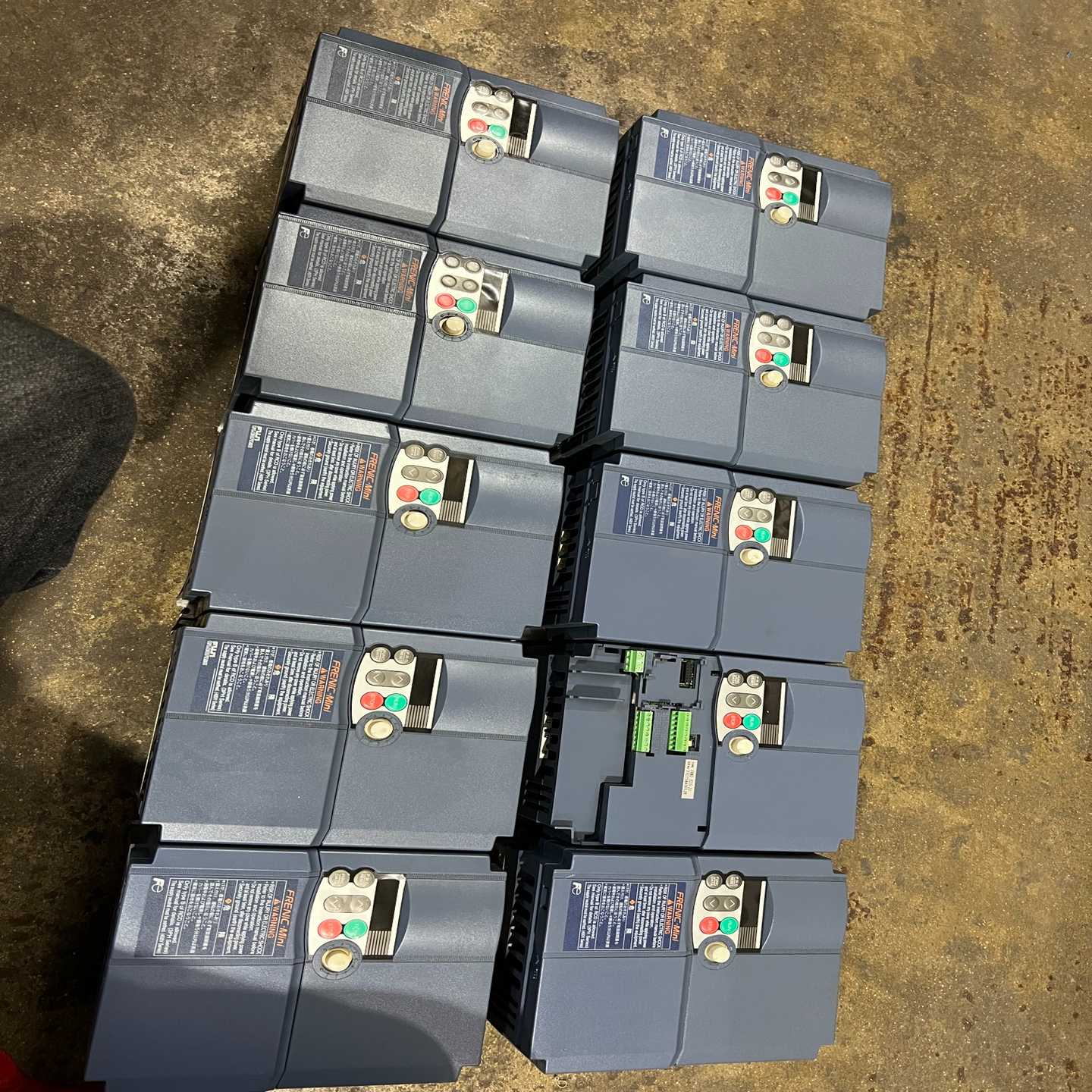 富士C1S变频器3.7KW，220V，实物拍摄，9成新，功能--议价商品