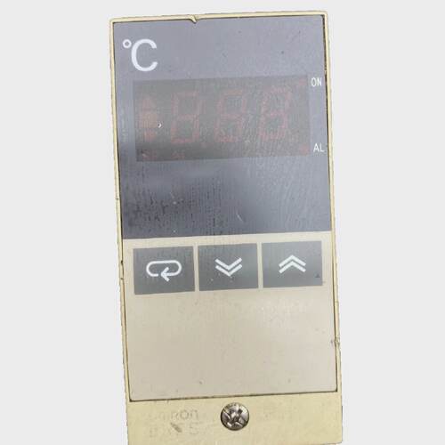 OMRON E5ESQ1KJ TEMPERATURE CONTROLLER x2pc