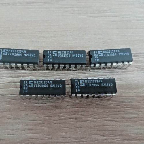 10Pcs lot Signetics  N82S123AN PROM 16 Pin DIP  ICs NEW