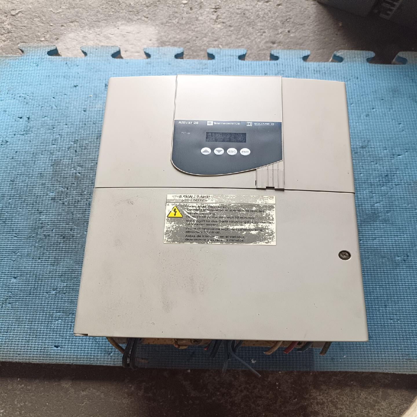 施耐德变频器5，5KW刚拆机成色如图完好无损功能包好--议价商品