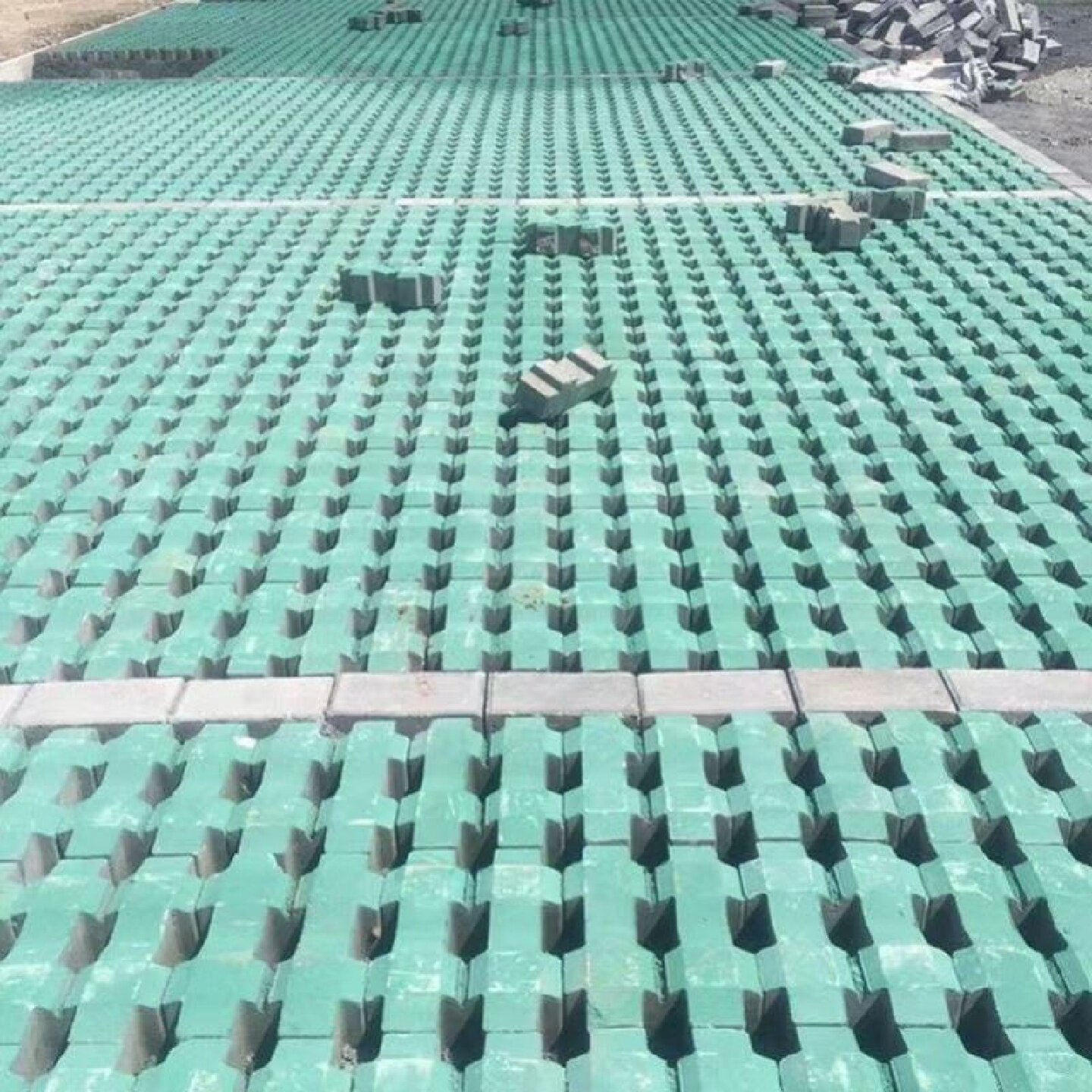 透水砖彩色人行道市政小区绿化园林井字植草砖面包砖停车场水泥砖
