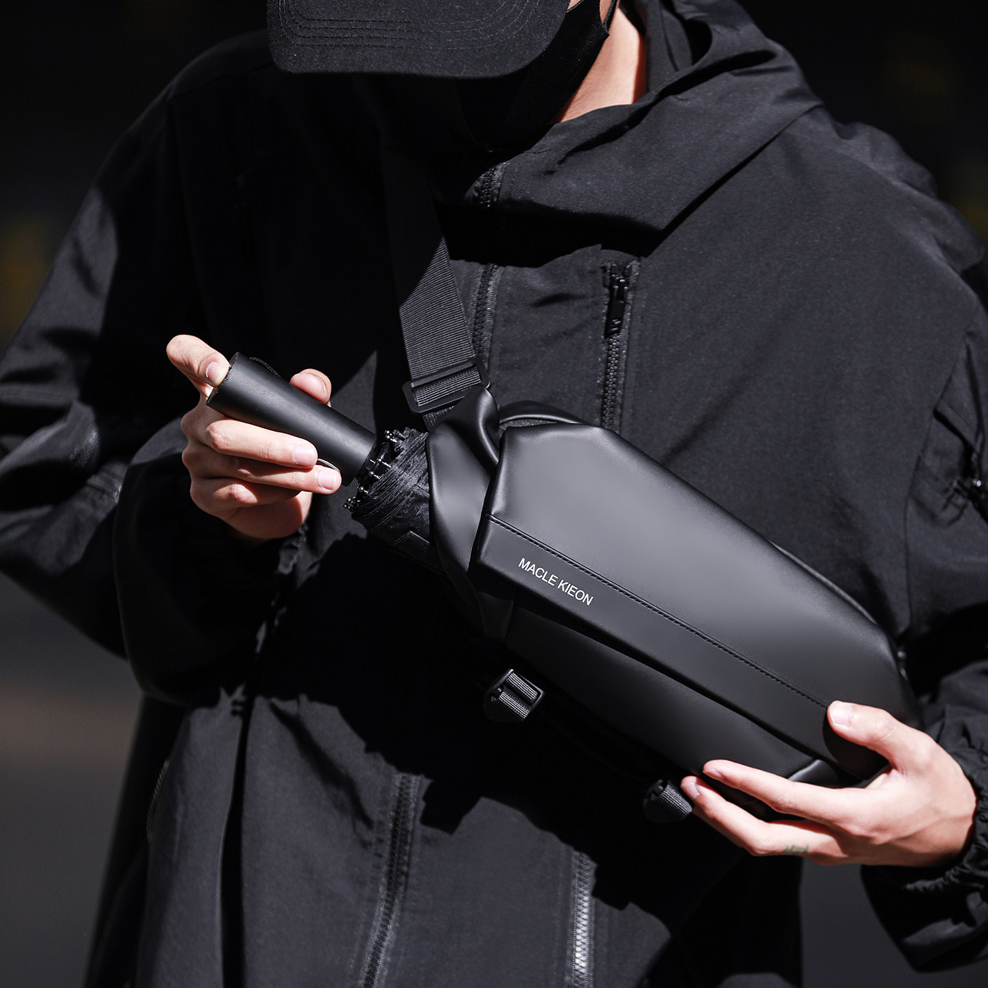 男士斜挎包运动胸包机车骑行背包手机腰包男款挎包户外防水单肩包