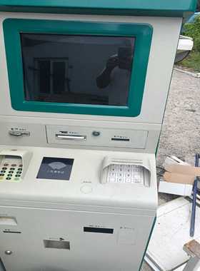自助服务终端一体机，白色机身配绿色装饰，带双触摸屏显示，支持