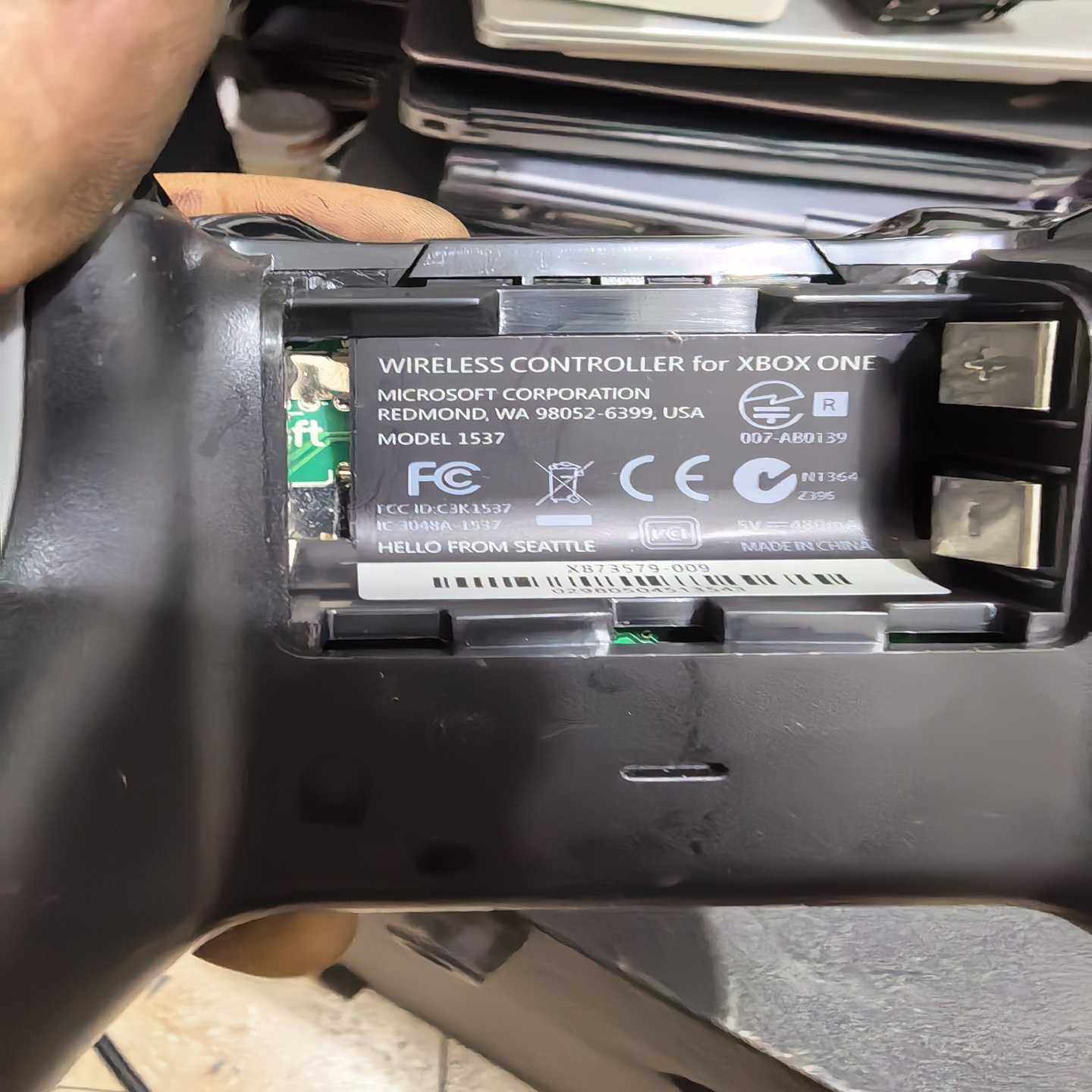 xbox one使命召唤限定手柄,型号1537,成色如图功能--议价商品