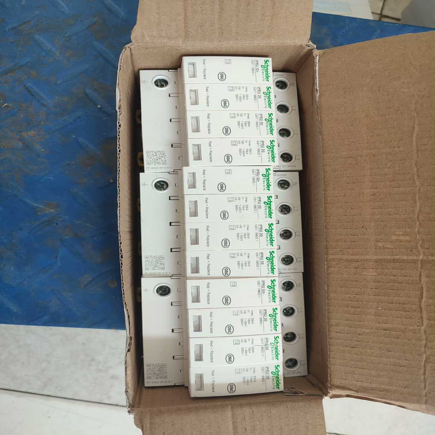 询价施耐德IPRU浪涌保护器3PN20KA三只。一只正面有划痕。
