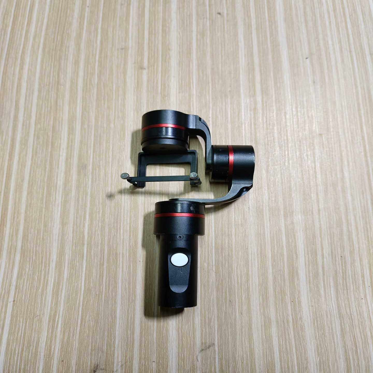 飞宇G4Plus三轴云台，黑色机身配红色装饰圈。全金属材质--议价商