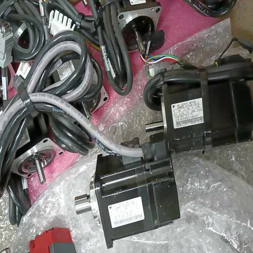 YASKAWA SGMPS-01ACA-YA12 AMAT~议价