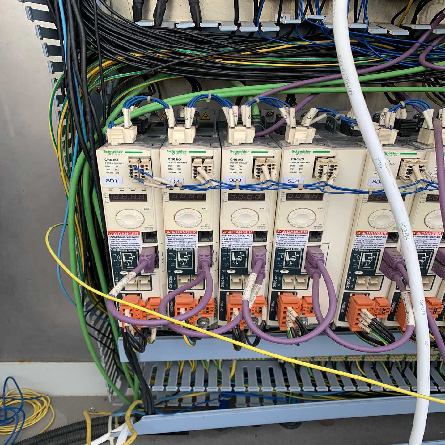 议价施耐德驱动器LXM32AD12N4。LXM32AD18N4施现货/维修